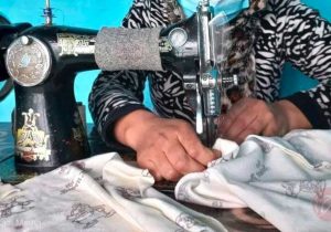 روایتی از امید در دل کرمانشاه؛ زهرا، زنی که از نخ و ایمان، زندگی بافت
